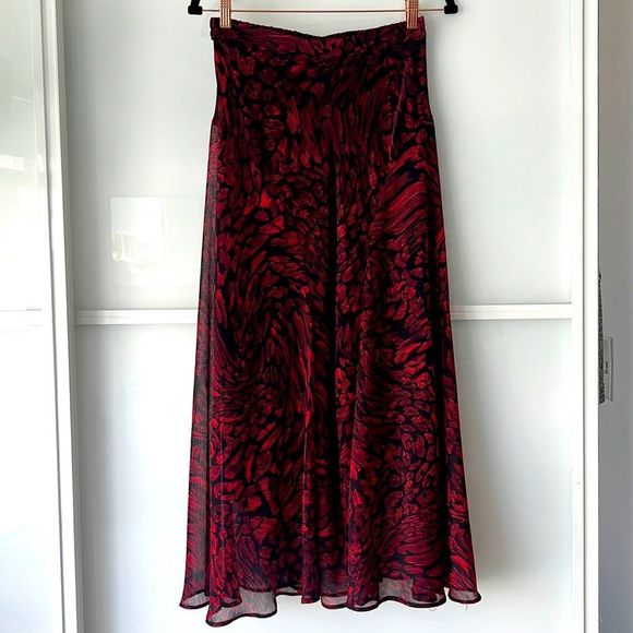 Topshop Dresses & Skirts - BNWT Topshop Red print mid length skirt Size 6